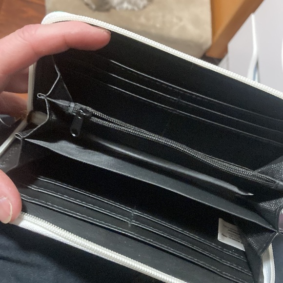 Flamingo wallet with palm leave design on it - Picture 3 of 3